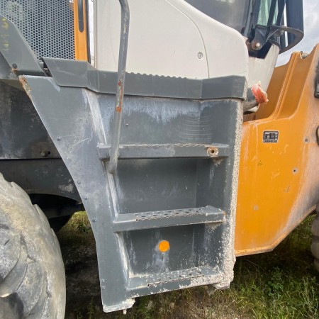 LIEBHERR - L566 - Wheel loader - Steps