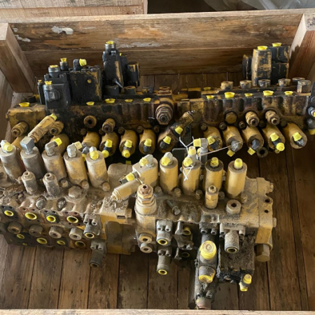 CATERPILLAR - 318C - Crawler excavator - distributor 