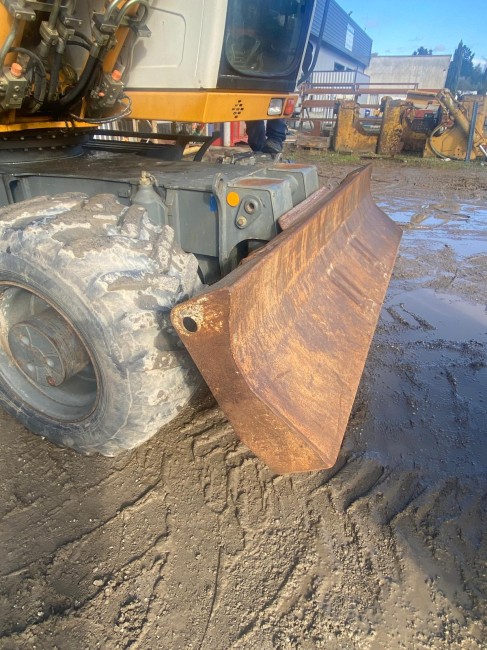 LIEBHERR - A314 - Pelle à pneus - LAME AVANT