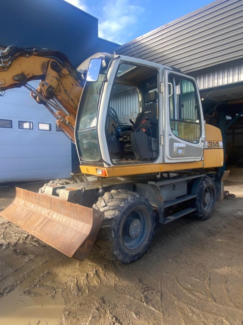 LIEBHERR - A314 - Pelle à pneus - Cabine