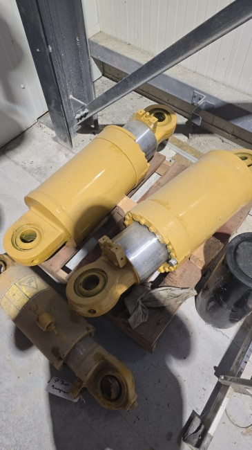 CATERPILLAR - 771D - Tombereau - Vérin suspension