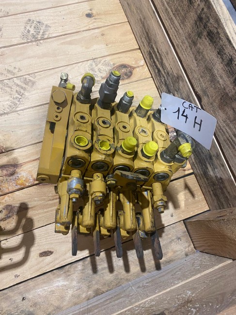 CATERPILLAR - 14H - Niveleuse - Distributeur